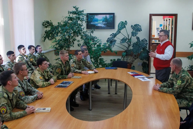 Выпускник военного института провел беседу с личным составом военного института