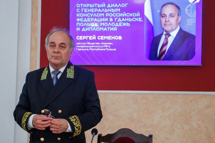 Личный состав военного института принял участие в открытом диалоге с Генеральным консулом