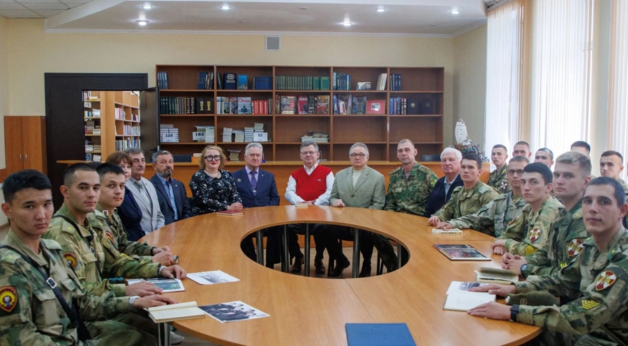 Выпускник военного института провел беседу с личным составом военного института