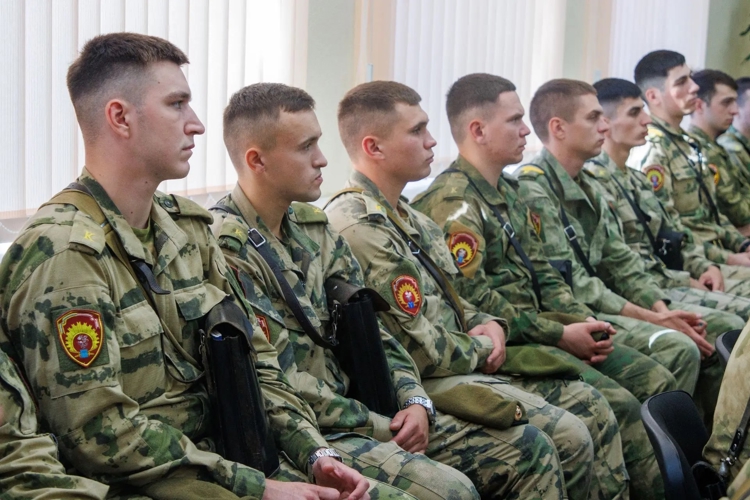 Выпускник военного института провел беседу с личным составом военного института