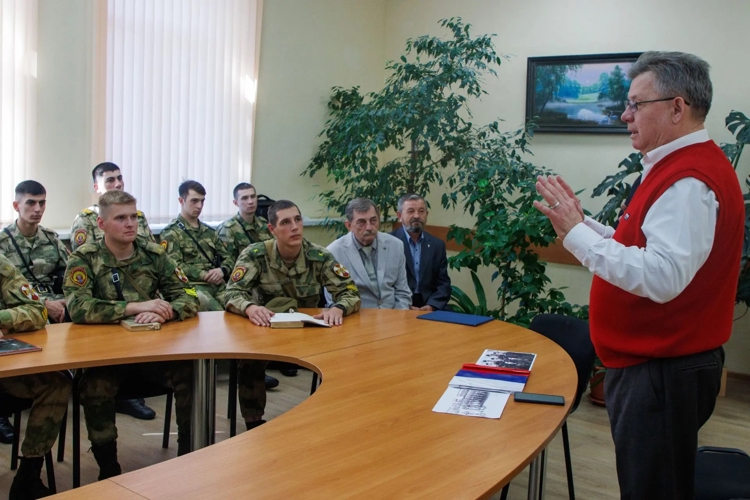 Выпускник военного института провел беседу с личным составом военного института