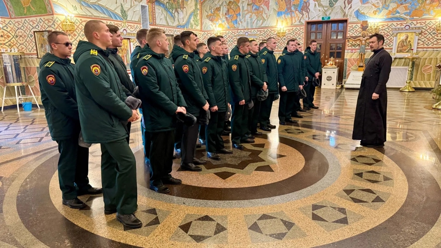 Личный состав военного института посетил Главный храм Росгвардии
