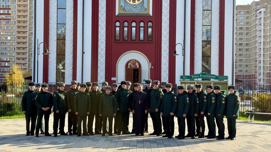 Личный состав военного института посетил Главный храм Росгвардии