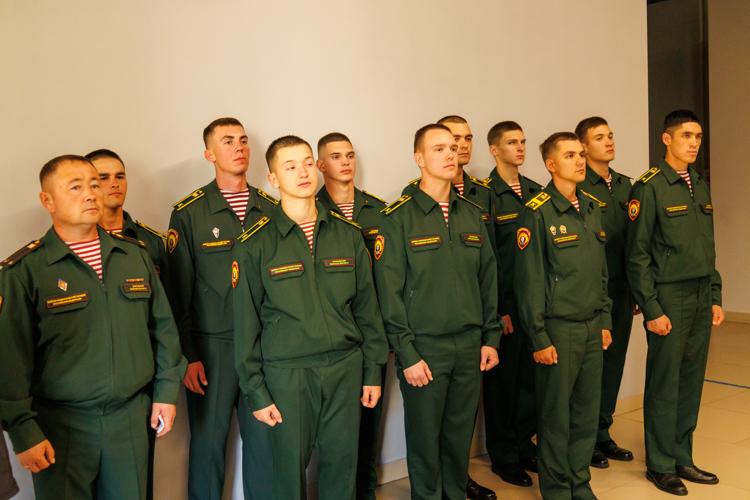 Военнослужащие военного института приняли участие в открытии выставки «Знание.Герои»