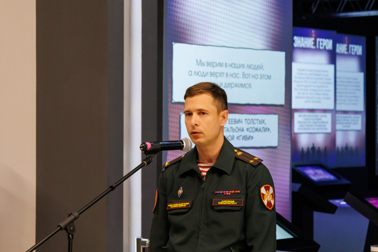 Военнослужащие военного института приняли участие в открытии выставки «Знание.Герои»