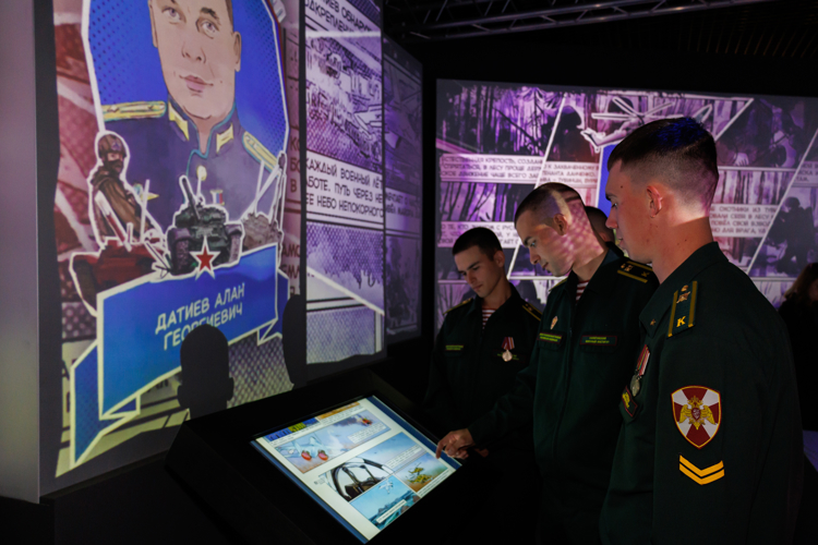 Военнослужащие военного института приняли участие в открытии выставки «Знание.Герои»